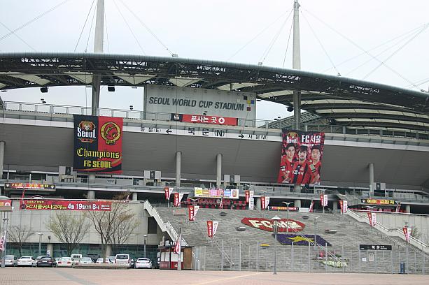 ワールドカップ競技場、こちらは北門。んんん？左の告知は…「４月１９日８時 FCソウルVS名古屋（日本）」とあります！<BR>明日、ここで試合があるのですね～