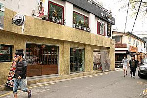 ⑦「café　miz　moren」アラビアンを思い起こす外観に、大きな窓際に水出しコーヒーのフラスコが並ぶ大人の雰囲気の珈琲店。