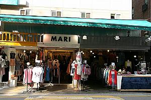 ⑧「MARI」他。こちらも女性カジュアルファッション。お隣のお店ではヘア小物の取り扱いも充実。