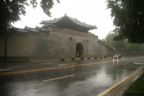 今日は景福宮にやってまいりました！午後になり、雨が急に降ってきてはまた止んだりの、ハッキリしない天気のソウルです。