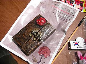 こちらは韓紙（韓国伝統の紙）細工の名刺入れは、仁寺洞のショッピングモール「サムジギル」で20,000ウォン。また、書道をされているNAPPIさんは、筆も購入。