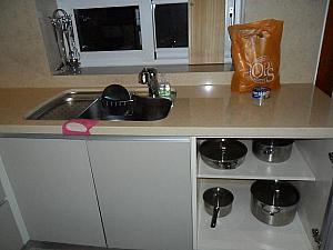 キッチンには食器や調理器具などは一通りそろっていて、なんとオーブンまでついていました。