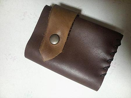 後日イトコが受け取ってくれたお財布はこんな感じです。他の色もありましたよ～。