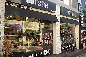 HATS ON<BR>３０種以上の世界有名ブランドを取り扱う帽子専門店。モンスター（？）をモチーフにしたようなユニークなキャップを、韓国ドラマ『最高の愛』でコン・ヒョジンが、バラエティー番組「ランニングマン」でソン・ジヒョが被っていたり^^<BR>http://www.hatson.co.kr/