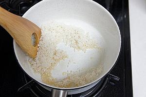 ④ 中火で、お米を１～２分程炒める。