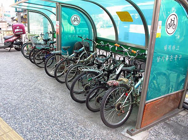 区が用意している自転車置き場。地下鉄の出口付近によくあります。ほとんどがスポーツ仕様。