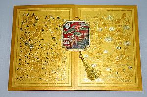 金色で目につき、カードを開けるスタイルも珍しい。韓国っぽく、外国人へ送っても良さそう！
