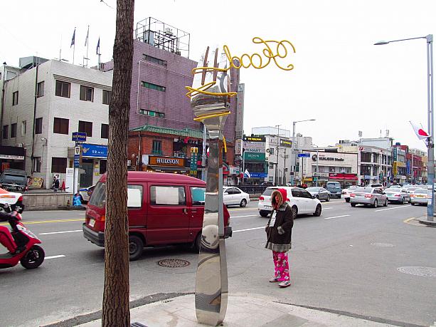 ここには巨大なフォーク。<br>梨泰院に行く予定のあるかたは、１つ前のハンガンジン駅で途中下車してぶらり歩いてみるのも楽しいかもしれません？！