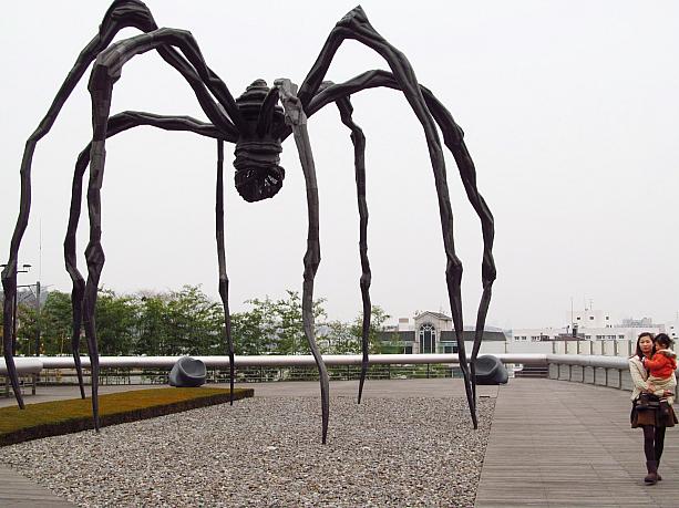 サムソン美術館＜Leeum＞に行ってみると、大きなクモのオブジェ。<br>六本木ヒルズ前の待ち合わせ場所になっているクモと同じ作家のものですね。