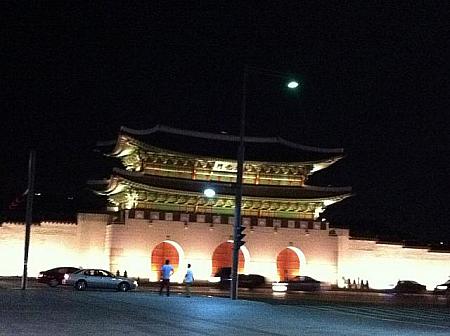 ライトアップされた景福宮の入り口の光化門 
