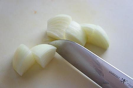 ② 玉ねぎは食べやすい大きさに切る。
