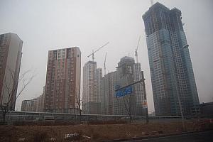 ホームCC周辺は建設中のアパート群、韓国産自動車や輸入車の集まるPDIセンター、工場などが隣接する開発エリア