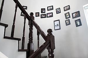 ２階に上がる壁にも撮影時の写真が