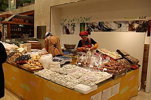 旧正月に合わせて伝統菓子の特設売り場も！