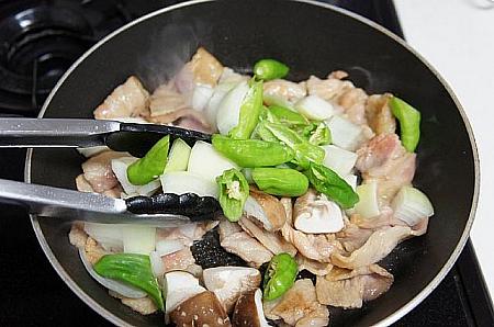 ⑤ お肉に焼き色が付いたら、①の野菜を加え炒める。