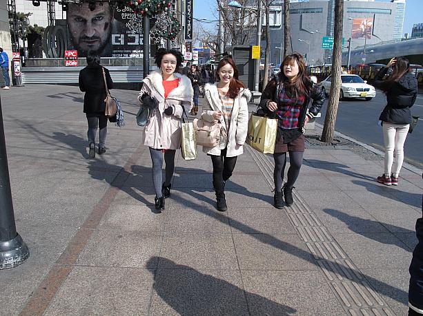 韓国の天気予報では、零下（ヨンハ）に対して、零上（ヨンサン）って言葉もよく使います。今日もヨンサン（零上）～＾＾、<br>ただいま1度！先週までの極寒を思えば、あったかく感じるくらい。東大門を歩くみんなの足取りも軽やか。