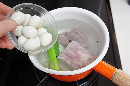⑤うずらの卵を加え、豚肉に火が通るまで１０分程煮る。