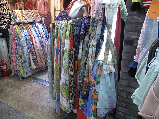 春の必須アイテム、スカーフも14,000ウォンとお手頃価格。