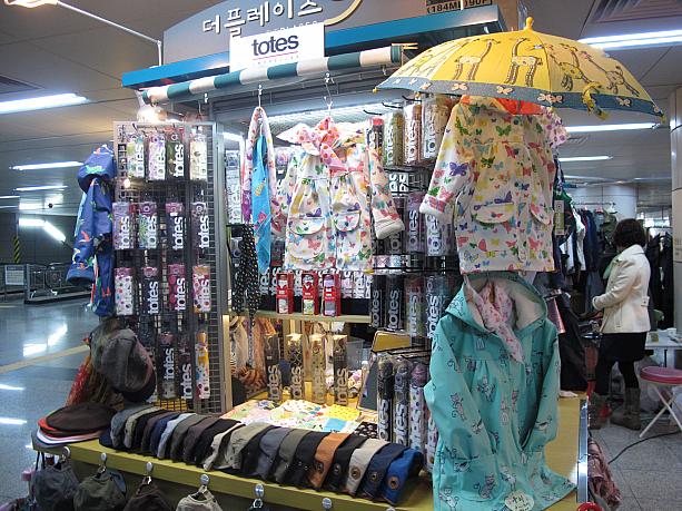 こちらには可愛いレインコートや傘が！6月には梅雨に入るソウル。<br>６月リニューアルオープン予定なので、梅雨の時期には地下商街でめいっぱいショッピングが楽しめるかも！？