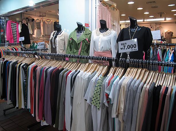 こちらのお店はシャツが7,000ウォンと激安。春用のコートも売ってますよ。