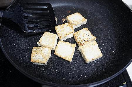 ⑤フライパンにサラダ油を半量入れ、豆腐を両面焼いてから１度取り出す。