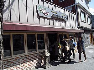 その隣りが「ソウルで二番目に美味しい店」（右）。伝統のぜんざいのお店です。東方神起が撮影で訪れたとか。いつも地元の人でにぎわってます。