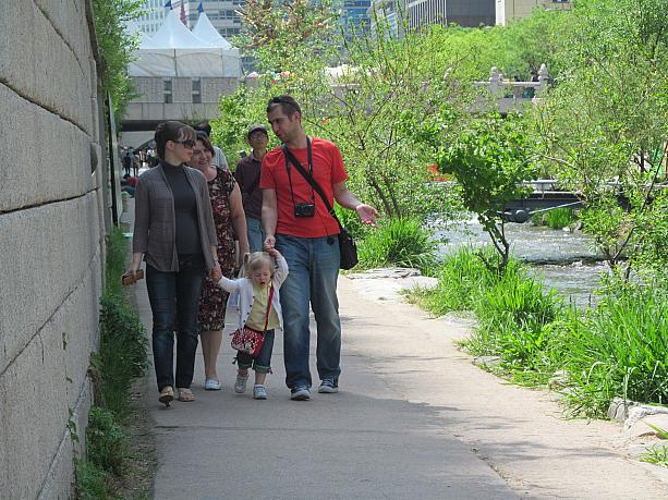 今日も昼の気温が25度！まだ暦の上は春のはずなのに日中は夏のような暑さが続いているソウルです。少しでも涼しい場所を求めて人々が集まるのがココ、清渓川。観光客もいっぱい！