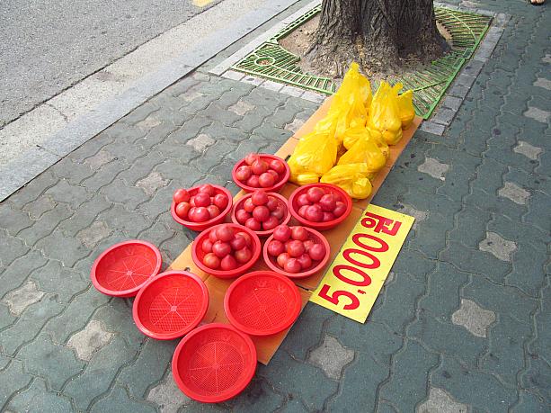 こちらは夏ってカンジの真っ赤なトマト。ザルひとつ５０００ウォン～。