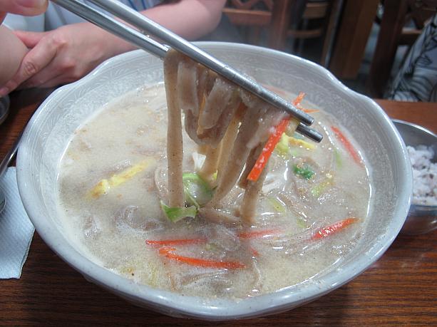 夏でも温かいものを食べたい方には、ゴマがたっぷり入ったクリーミーで濃厚なスープの「メミルカルグクス」がオススメ！