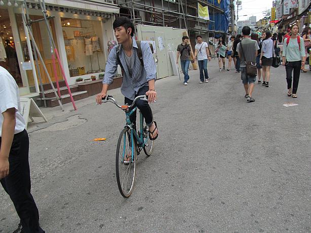日本の自転車といえばいわゆる「ママチャリ」スタイル主流ですが、韓国ではこのようなスタイリッシュな自転車をよく見かけます。ぞうりを履いた韓国男子も増加中！