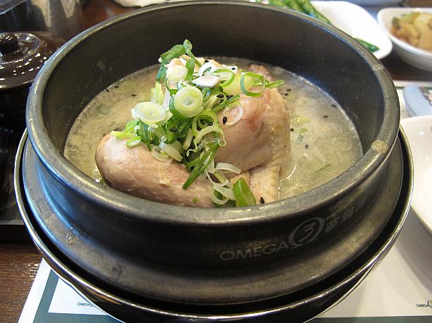 やっと登場。こちらがサムゲタン。鶏が丸々入ってボリューム満点！なつめや高麗人参、にんにくも入った濃厚スープはいかにも元気が出そう！
