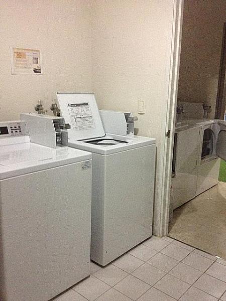 コイン式の洗濯機や乾燥機ももちろんあります。