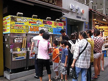 暑い日には特に人がいっぱい、明洞名物ロングソフトクリーム露店。