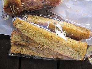 これが有名なプロバンス村のガーリックパン。