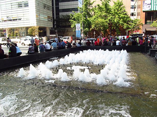 こちらは市庁から歩いてすぐの清渓川の噴水です。ずらーっと腰掛けるおばちゃん達。まさに憩いの場ですね。