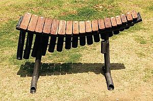 コモン<br>手作りの「木琴」です。コモンとは、韓国語で「木の夢」という意味。とってもあたたくてかわいらしい音が出るんですよ。ちなみに、鍵盤の下の共鳴管は産業用ホースが使われています。