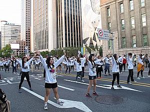 ボランティアの人たちが大通りで踊る「ハイソウルフェスティバルソング」。途中の振り付けは「江南スタイル」と同じでした、、、