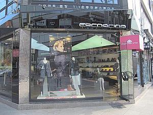 イタリアの人気ストリートブランド「FORNARINA」。狎鴎亭の店舗ではブラック系のシックな服から靴まで揃います。