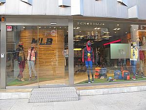 アウトドア好きな韓国の皆さんにも大人気なカジュアルアウトドアウェアのお店「MLB」。