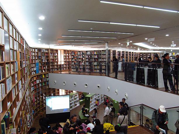 図書館は1階から4階までで、20万冊の本を並べる予定だとか！