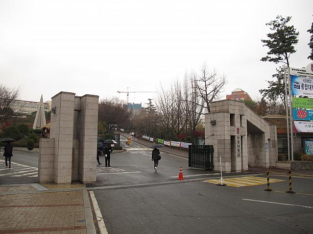こちら、新村駅から徒歩５分ほどの西江大学正門。右奥にちょっと見える茶色の建物が留学生達に人気の語学堂（語学学校）！１２月頭から冬学期が始まるそう。