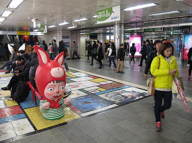 改札から地上へ出る出口は、地下鉄が到着する度に大混雑！ところで、手前のベンチのキャラクター、なんなんでしょうか…。