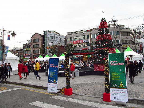 今日と明日（11月30日～12月1日）、漢城大入口駅前で開催されているヨーロピアン・クリスマス・マーケット！ちょっと様子を見に来てみました～。