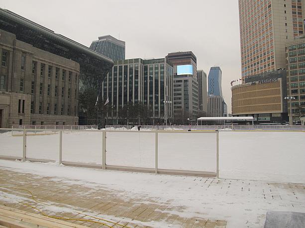 広場では、市民のためのスケート場が準備中！あれ、完全に雪が積っちゃてますねー