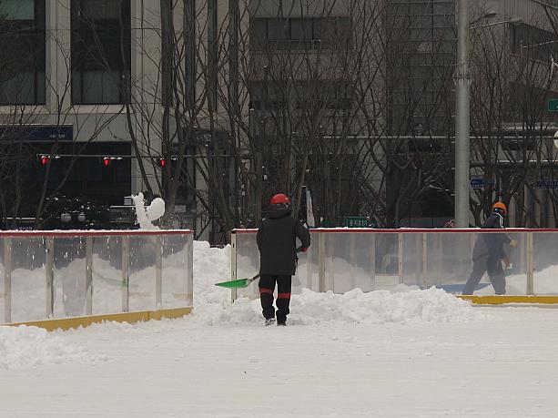工事のおじさんは雪かきに奮闘中！でも、キリがなさそう…。スケート場のオープンまで、あと１週間ですよ！