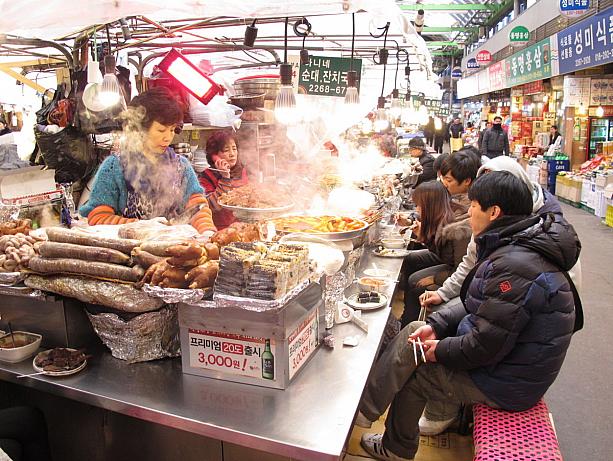 スンデにチョッパル、キンパッにビビンバ…。鍾路にある広蔵市場には、庶民の味が溢れています！