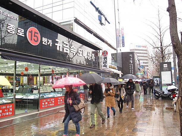 今日のソウルは、朝から雨。地下鉄鍾路３街駅の前も、傘を差す人がズラリ。
