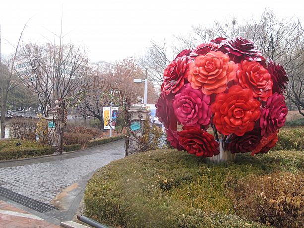 こちらは、ソウル市立美術館入口！いつ見ても大きなお花オブジェは印象的ですよね。