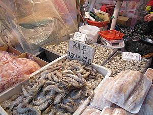 魚屋さんではクルビや蟹などの海産物が！