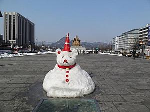光化門広場。世宗大王より人気の雪だるま！